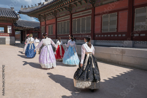 Closeup of women wearing Hanbok Traditional Korean dresses at Gyeongbokgung Palace, Seoul © Caroline