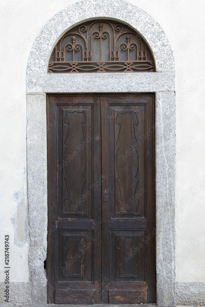 porta di legno, facciata di antica casa, europa porta di legno, facciata di antica casa, europa