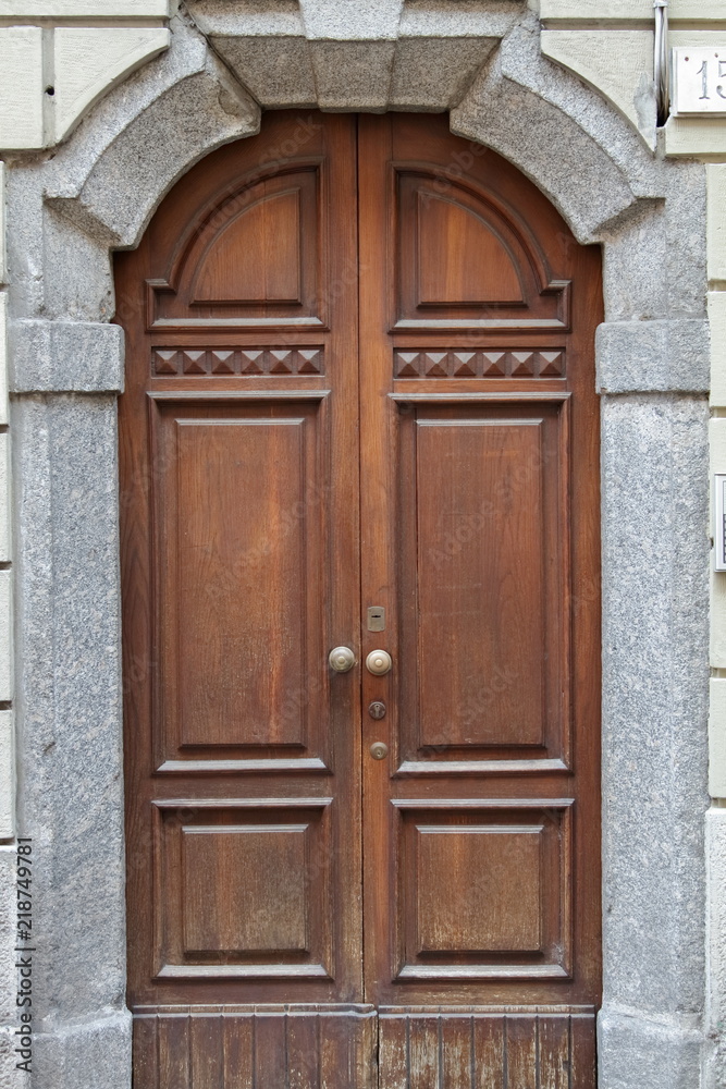 porta di legno, facciata di antica casa, europa