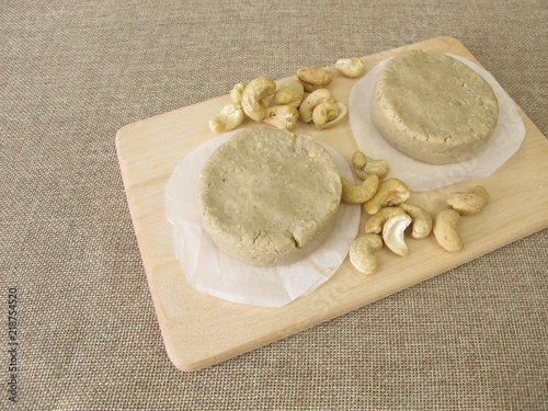 Selbst gemachter veganer Käse aus Cashewkernen photo