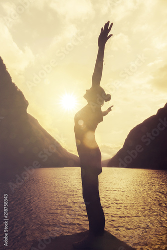 Frau im Gegenlicht am Fjord