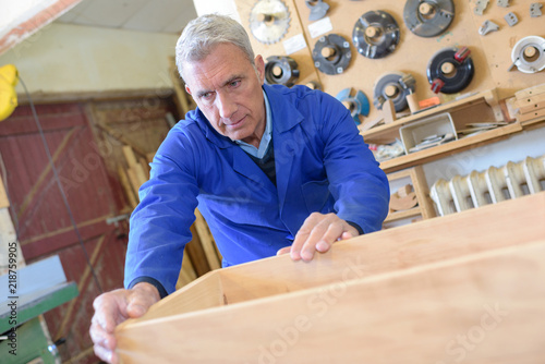 Tableau sur toile old crafter making furnitures