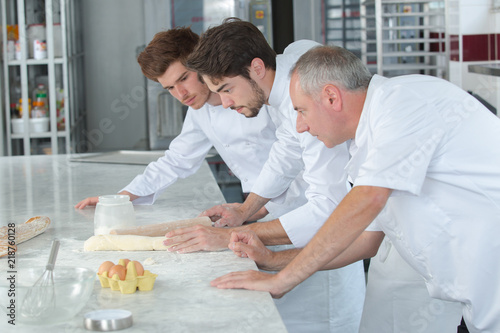 Schilderij op canvas pastry chef and his apprentices
