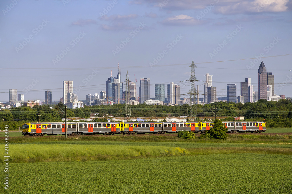 Regionalbahn mit Frankfurter Skyline im Hintergrund