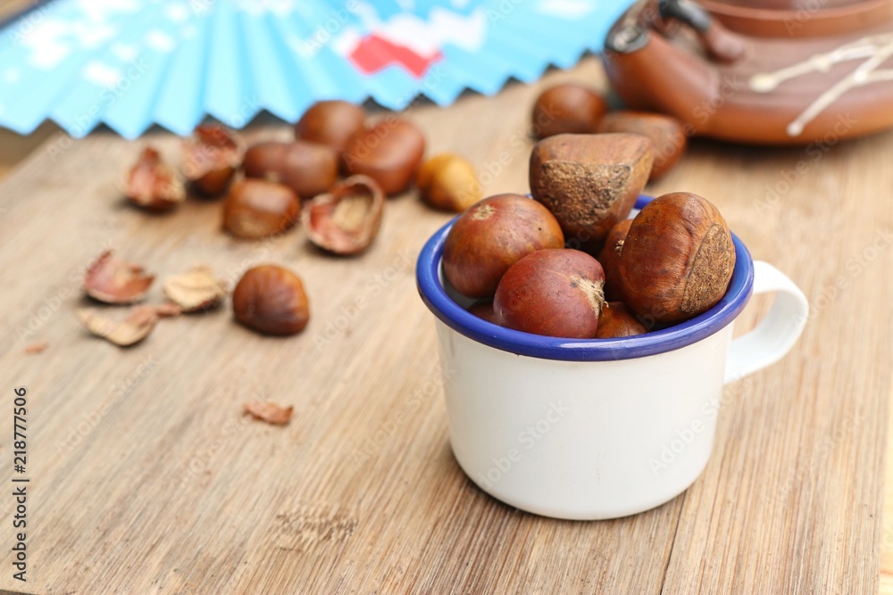Obraz premium chestnuts seed on wood