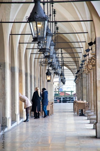 Sukiennice na rynku krakowskim, turyści przed wystawą sklepową, rynek krakowski przyciąga i kusi