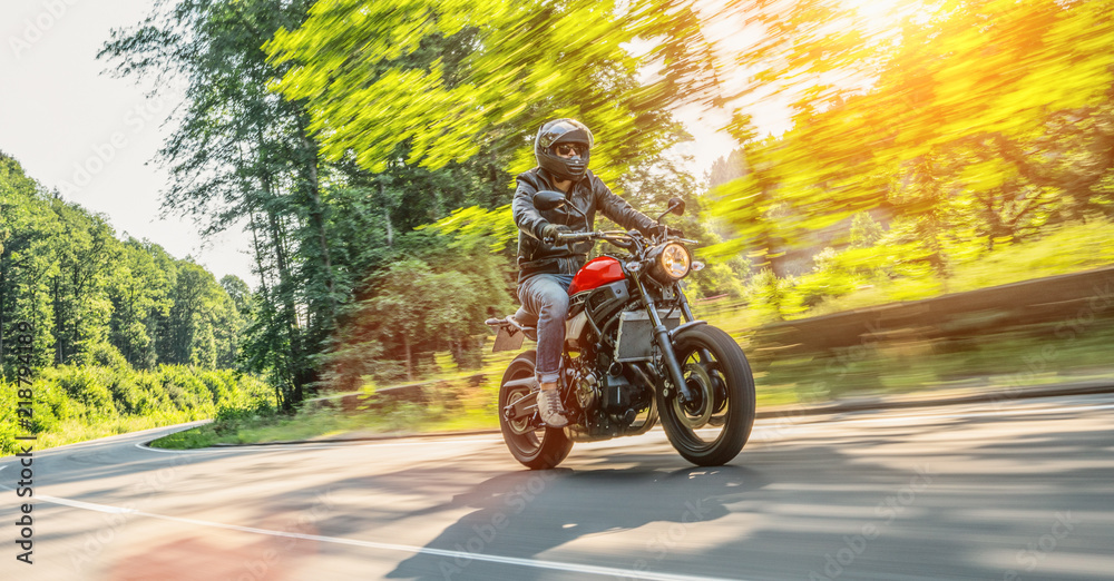 Obraz premium motocykl na drodze. zabawy na pustej drodze podczas wycieczki motocyklowej / podróży