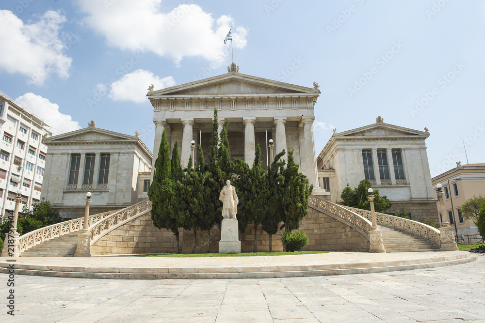 Nationalbibliothek von Athen mit Statue von P. Vallianos, Griechenland