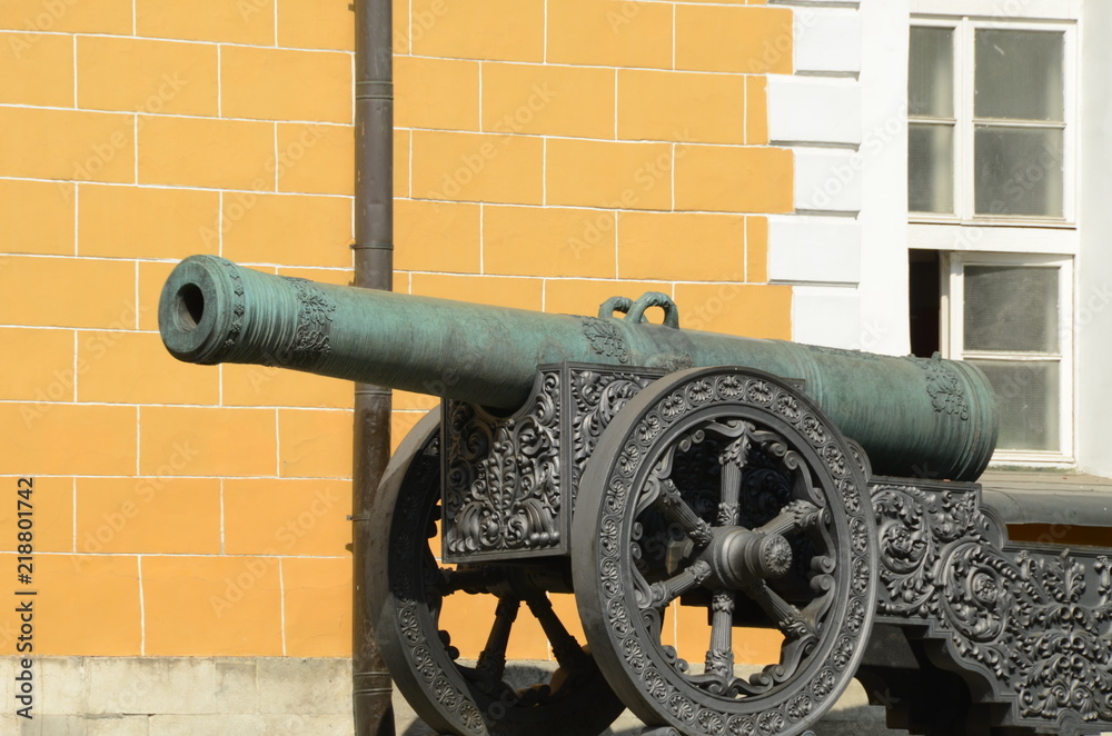 Antico cannone dell'esercito russo sul piazzale del Cremlino Antico cannone dell'esercito russo sul piazzale del Cremlino