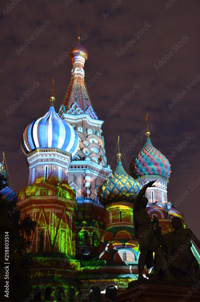Le cupole illuminate da giochi di luci della cattedrale di San Basilio a Mosca