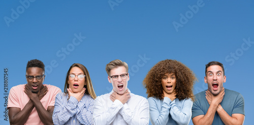 Cuadro en lienzo Composition of group of friends over blue blackground shouting and suffocate because painful strangle