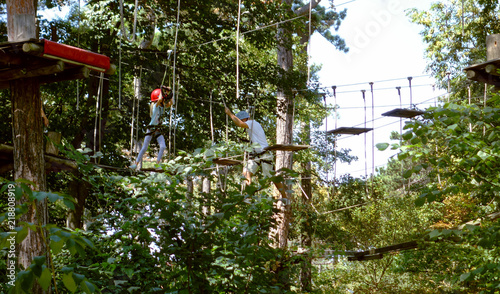 Mädchen mit Vater im Klettergarten