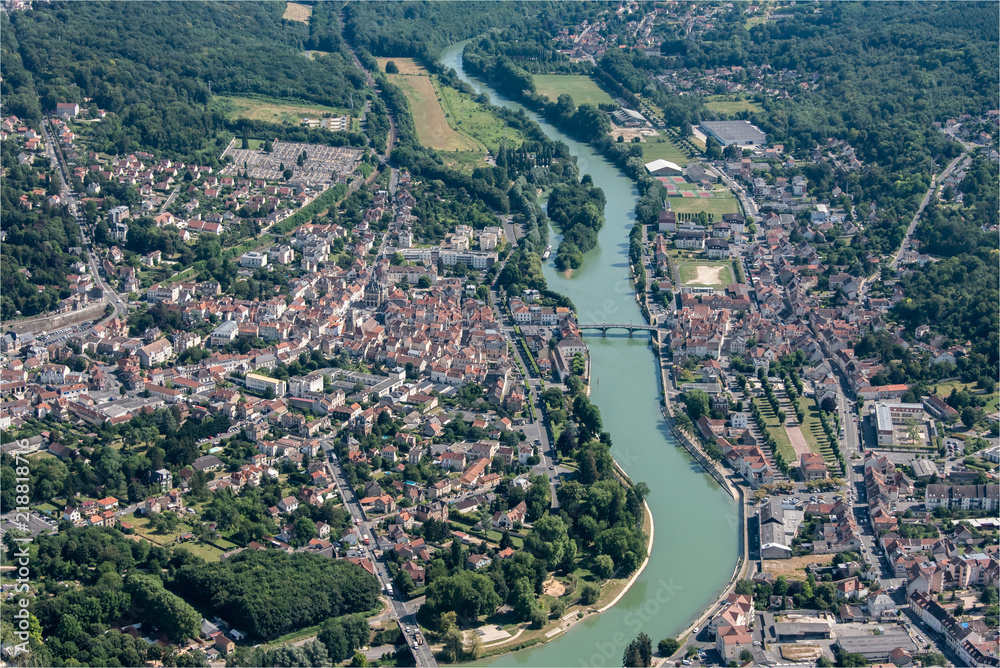 vue aérienne de la vielle de La fierté-sous-Jouarre en Seine-et-Marne en France