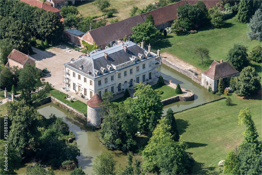 vue aérienne du chateau de Réveillon dans la Arne en France