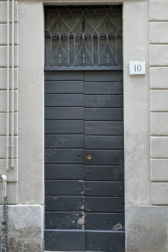 porta di ingresso in legno antica facciata casa, europa