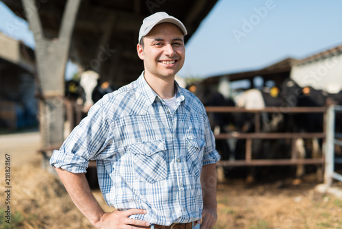 Foto Breeder in front of cows