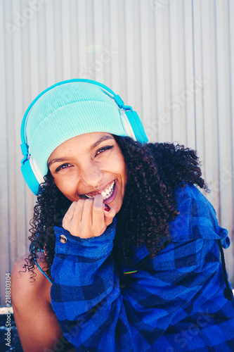 Divertida chica joven escuchando m√∫sica con unos auriculares photo