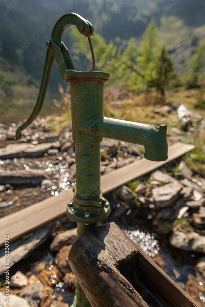 alte Hand-Wasser-Pumpe Stock-Foto