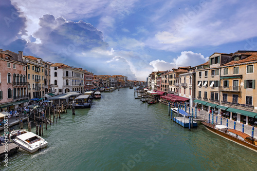 Canal Grande di Venezia, con cielo nuvoloso, tra gondole e turisti