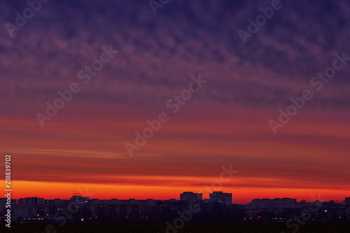 Silhouette der Stadt Magdeburg im Sonnenaufgang