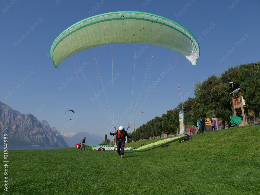 Obraz premium Malcesine - campo volo parapendio del lungolago nord