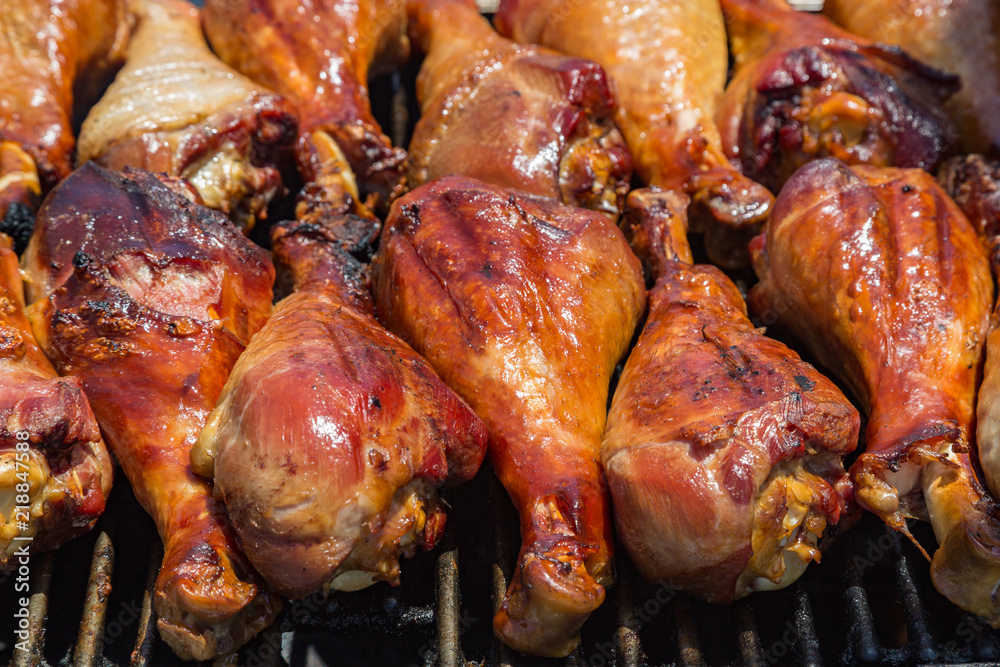 Naklejka premium Grilled Turkey Drumsticks at an Outdoor Festival