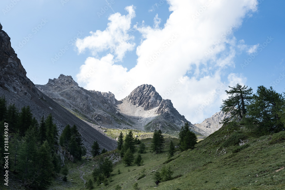 Obraz premium Photo de paysage panoraminque de haute montagne et de chemins de randonnée dans les alpes