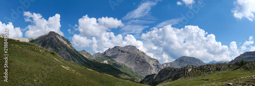 Photo de paysage panoraminque de haute montagne et de chemins de randonnée dans les alpes © jkphoto69