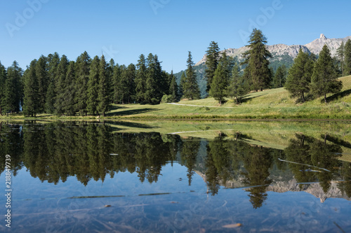 Photo de paysage panoraminque de haute montagne et de chemins de randonnée dans les alpes