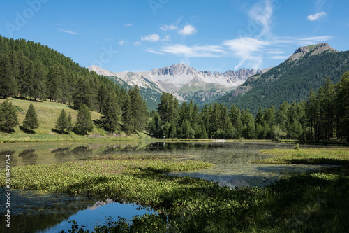 Fototapeta Naklejka Na Ścianę i Meble -  Photo de paysage panoraminque de haute montagne et de chemins de randonnée dans les alpes
