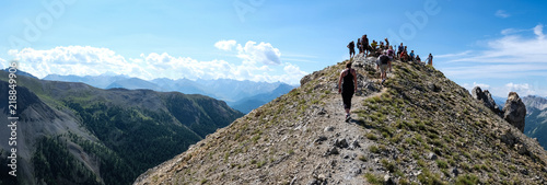 Photo de paysage panoraminque de haute montagne et de chemins de randonnée dans les alpes