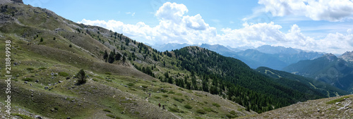 Photo de paysage panoraminque de haute montagne et de chemins de randonnée dans les alpes