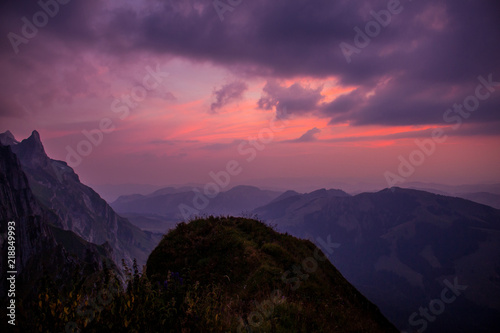Sonnenuntergang in den Schweizer Bergen