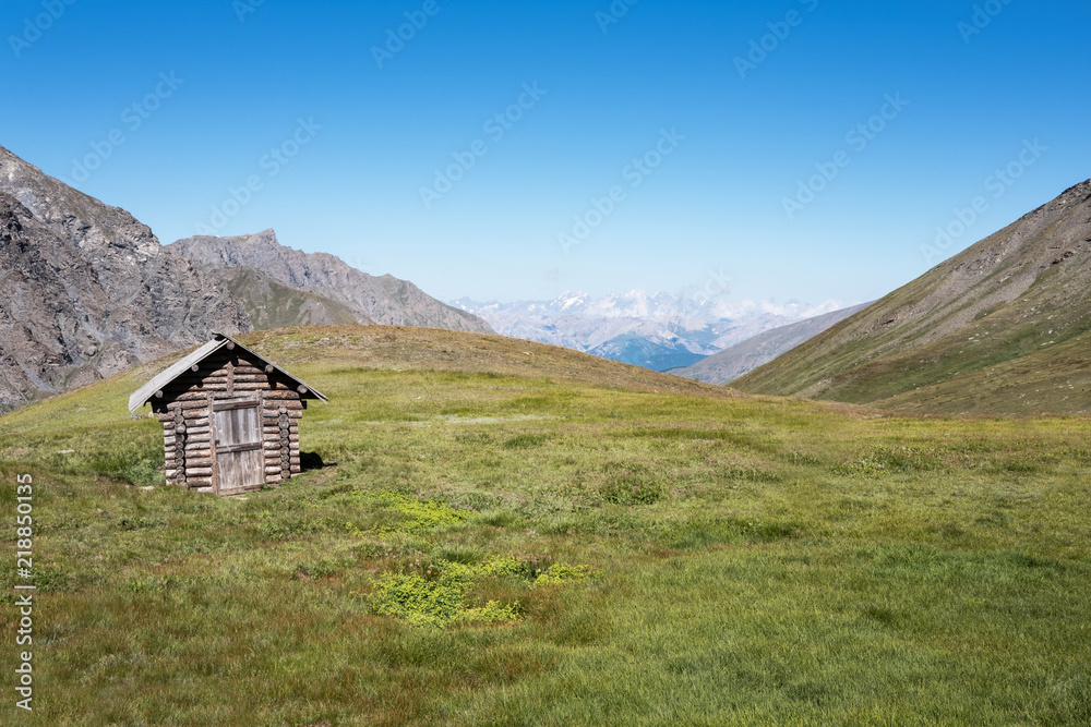 Photo de paysage panoraminque de haute montagne et de chemins de randonnée dans les alpes