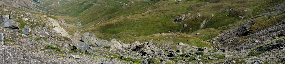 Photo de paysage panoraminque de haute montagne et de chemins de randonnée dans les alpes