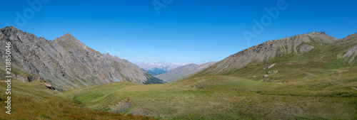 Photo de paysage panoraminque de haute montagne et de chemins de randonn  e dans les alpes