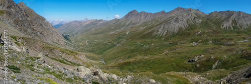 Photo de paysage panoraminque de haute montagne et de chemins de randonn  e dans les alpes