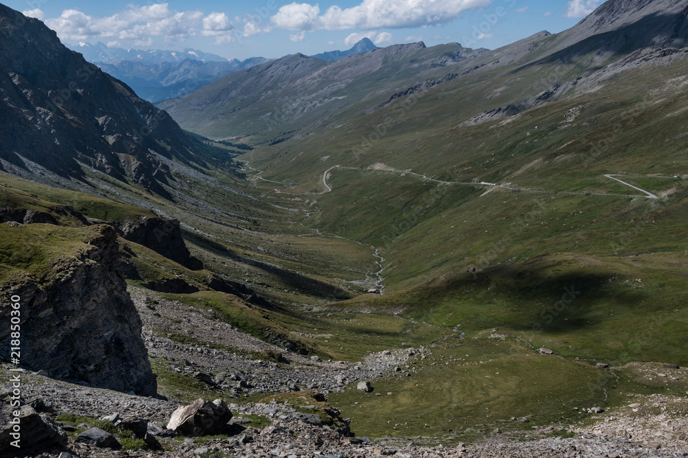 Photo de paysage panoraminque de haute montagne et de chemins de randonnée dans les alpes