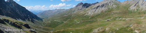 Photo de paysage panoraminque de haute montagne et de chemins de randonnée dans les alpes