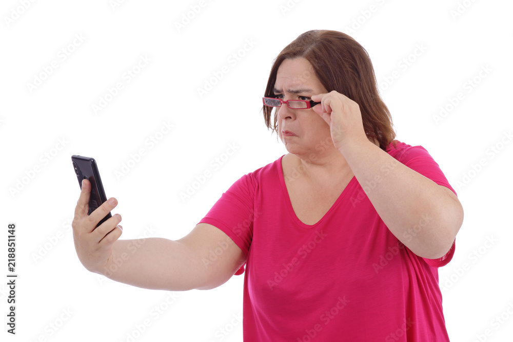 femme regardant son smartphone avec surprise 