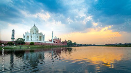 Fototapeta Naklejka Na Ścianę i Meble -  coucher de soleil au Taj Mahal en Inde