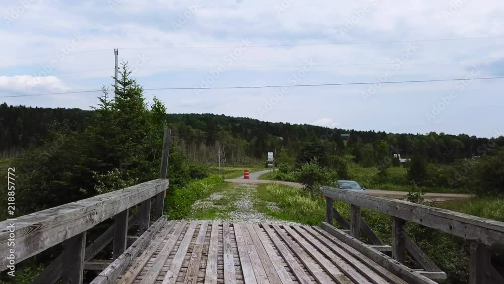 The camera moves across the trestle to the other side. Trolley movement, push in. The camera moves across the trestle to the other side. Trolley movement, push in.