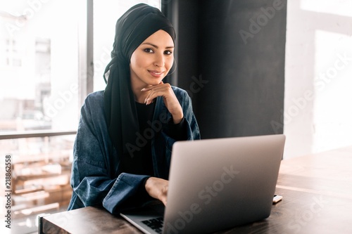 Muslim girl hijab works for noutbukom