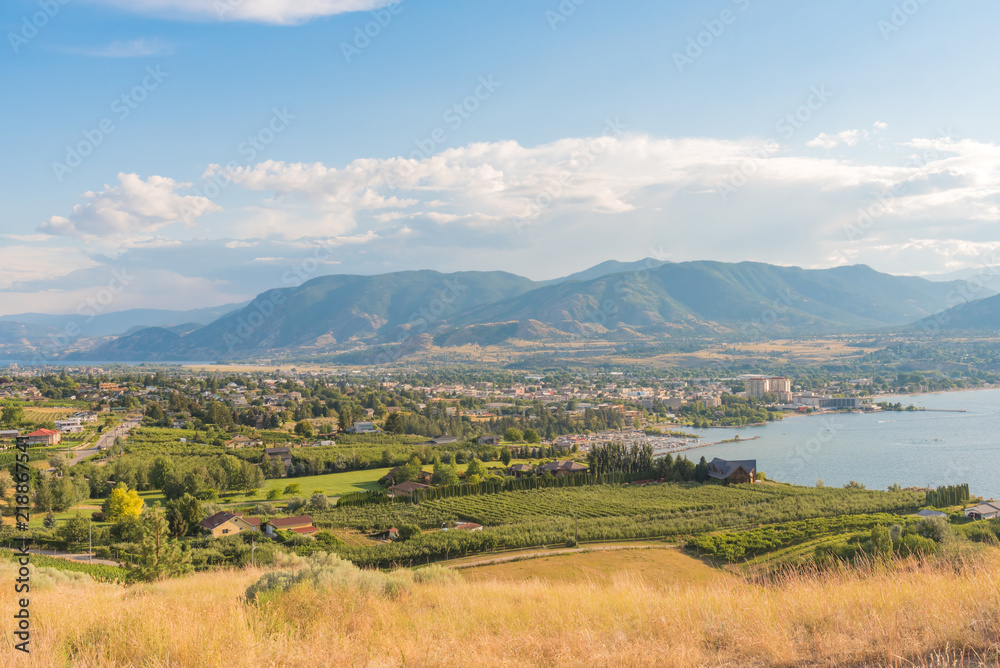 Obraz premium Panoramic view of city of Penticton in summer