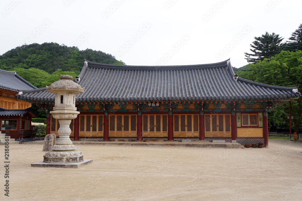 Fototapeta premium Shinheungsa Buddhist Temple