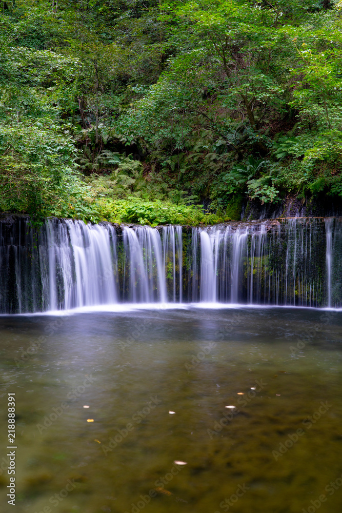 日本の長野県軽井沢の白糸の滝