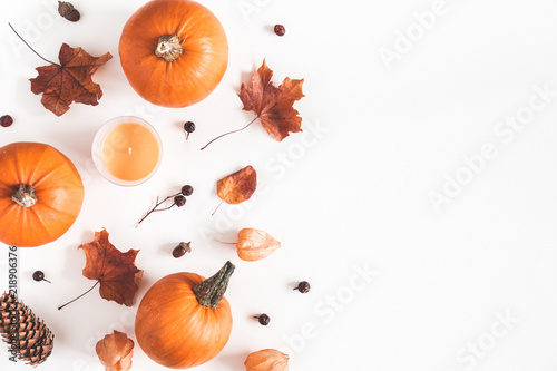 Fototapeta Jesienna kompozycja. Dynie, świece, suszone liście na białym tle. Jesień, jesień, koncepcja halloween. Płaski układanie, widok z góry, kopia przestrzeń