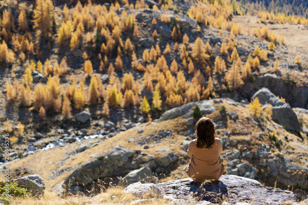 Une femme contemple le paysage automnale du Mercantour