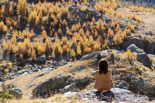 Obraz na płótnie Une femme contemple le paysage automnale du Mercantour w salonie