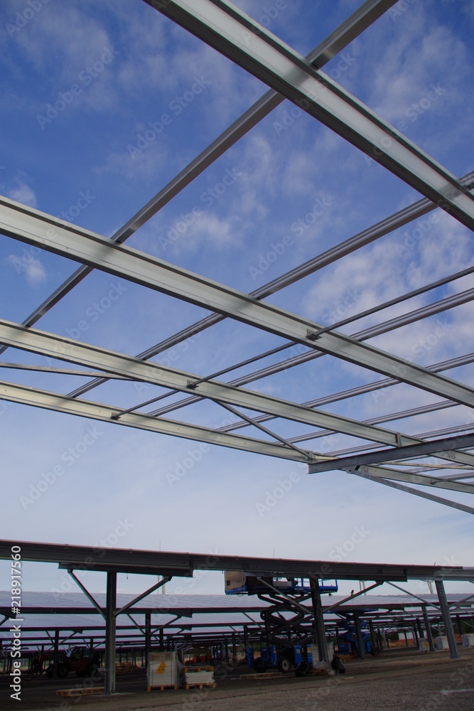 Fototapeta premium Construction de panneaux solaires pour ombrières